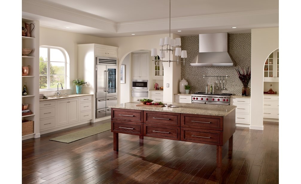 La estufa de gas de 4 quemadores de 48" Wolf (GR484DG) combinada con el refrigerador congelador profesional de 48" con puerta de vidrio Side-by-Side Sub-Zero (648PROG)