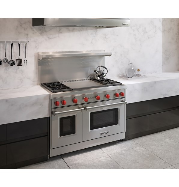 La estufa de gas de 4 quemadores con plancha infrarroja de 48" Wolf (GR484DG) presenta un diseño de cocina moderno minimalista limpio