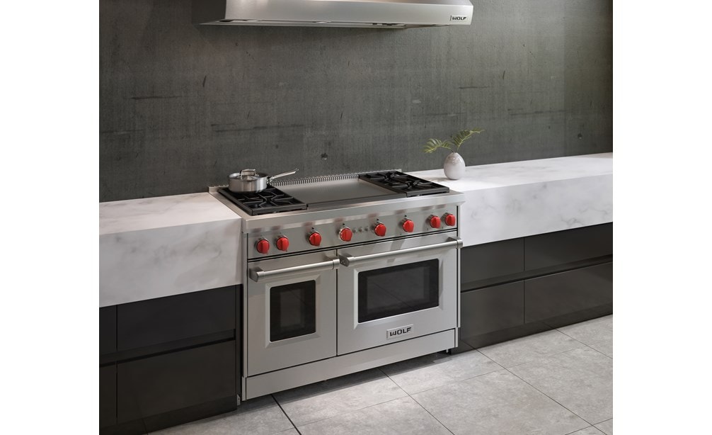 La estufa de gas de 4 quemadores con plancha infrarroja de 48" Wolf (GR484DG) presenta un diseño de cocina urbano y natural