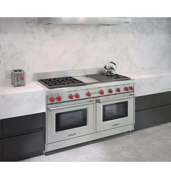 La estufa de gas de 6 quemadores de 60" con asadora y plancha infrarrojas Wolf (GR606CG) con extractor de pared de 60" Pro Wolf - 24" de profundidad (PW602418)