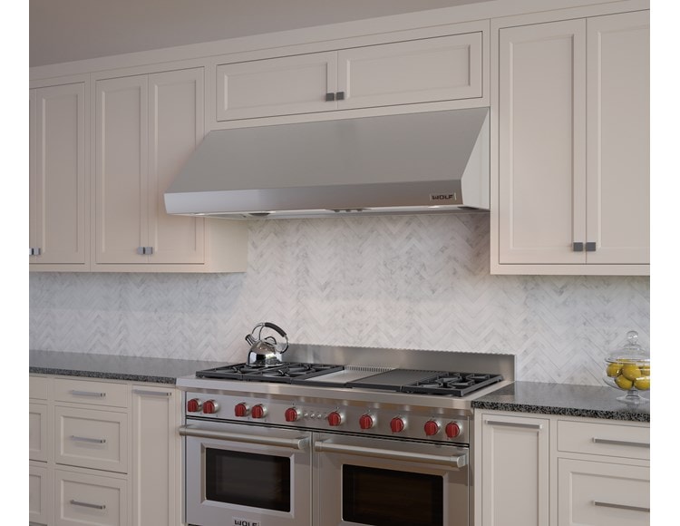 La estufa de gas de 6 quemadores de 60" con asadora y plancha infrarrojas Wolf (GR606CG) con extractor de pared de 60" Pro Wolf - 27" de profundidad (PW602718)