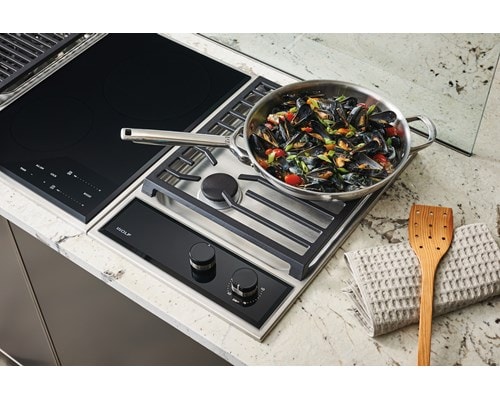 Módulo de vapor transicional de 15"de Wolf (SM15TFS) combinado con dos módulos de parrilla transicional de 15" (GM15TFS)