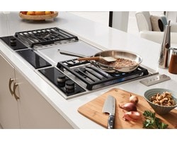 Módulo de placa de cocción de gas transicional de 15" Wolf (CG152TFS) combinado con un módulo teppanyaki transicional de 15" (TM15TFS) y un módulo de multifunción transicional de 15” (MM15TFS)