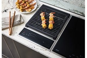 Módulo de parrilla transicional de 15"de Wolf (GM15TFS) combiando con un módulo de placa de inducción transicional  de 15" (CI152TFS)