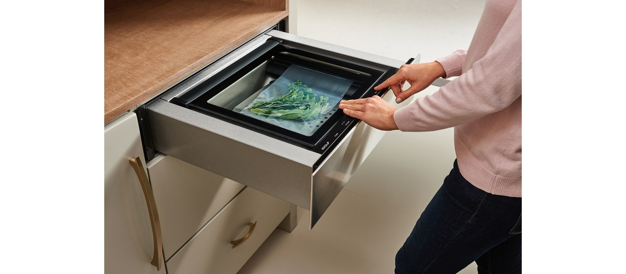 Los cajones de sellado al vacío Wolf eliminan el aire y sellan los alimentos o líquidos para facilitar su almacenamiento, marinado y cocción.