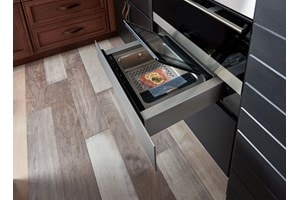 140067SZF_EC24_CloseUp_Talent_G7C1_300_psd