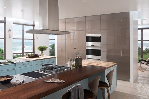 Campana extractora de vidrio Wolf de 45"sobre una placa de cocción de gas de 30" y una placa de cocción de inducción de 15" 