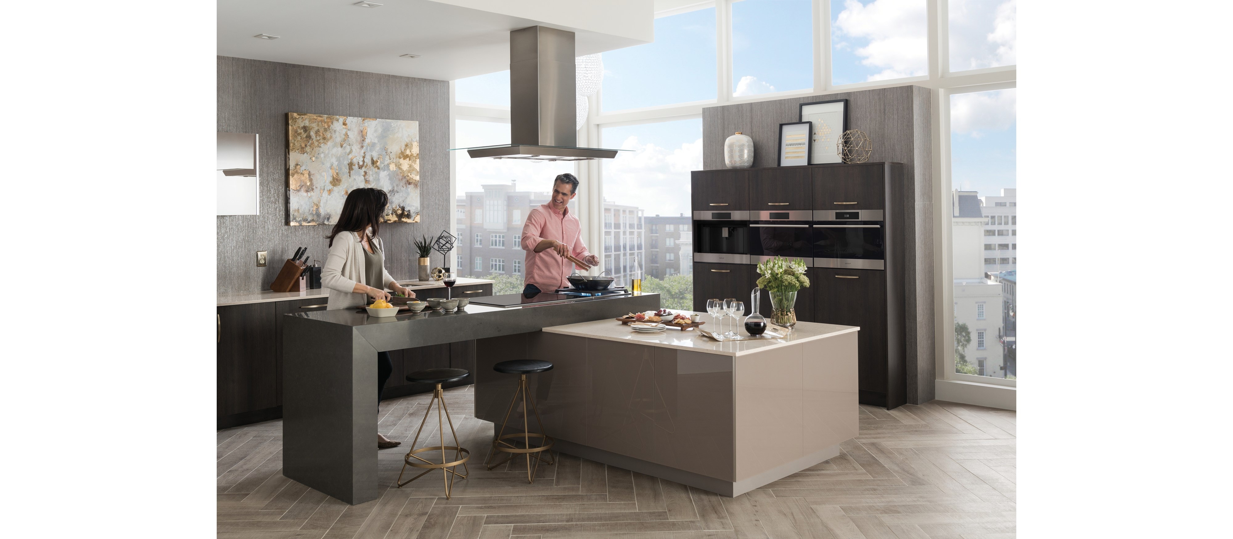 Campana de vidrio para isla de cocina de 45” Wolf sobre una placa de cocción de inducción de 30" de Wolf