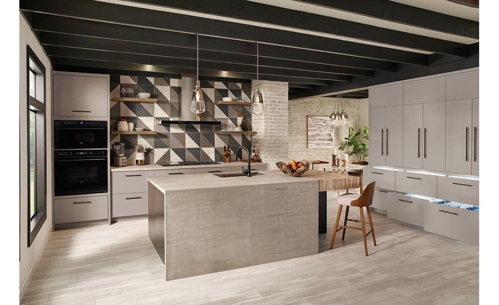 La campana extractora de placa de cocción de pared de 45" Wolf en negro (VW45B) exhibida en un diseño de cocina abierto ultramoderno y minimalista