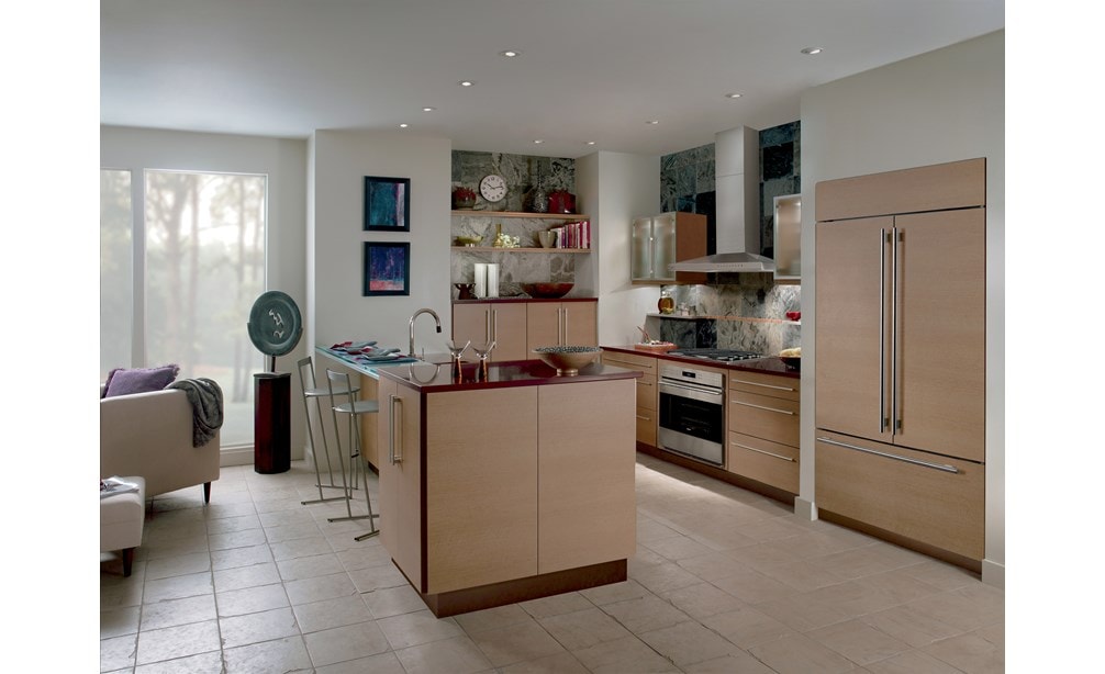 La campana extractora de placa de cocción de pared de 36" (VW36S) exhibida con una placa de cocción de gas transicional de 30" Wolf con - 4 quemadores (CG304T/S)