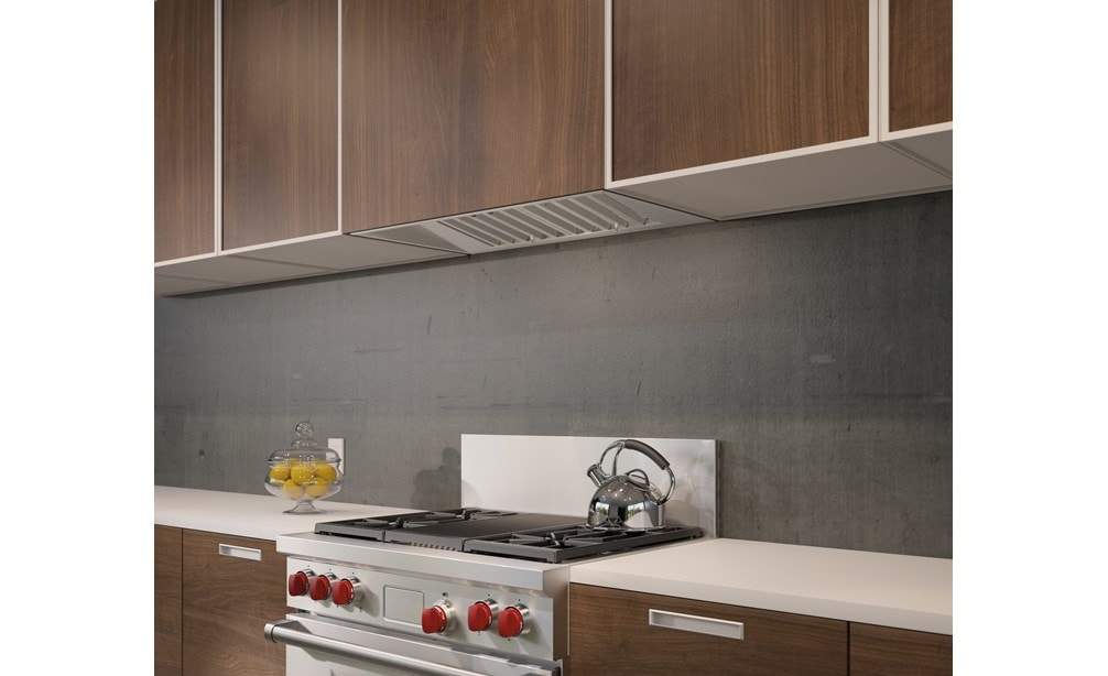 El revestimiento de campana extractora Pro de 34" Wolf - 22" de profundidad (PL342212) exhibido con una estufa de energía dual de 36" - 4 quemadores y asadora infrarroja (DF364C)