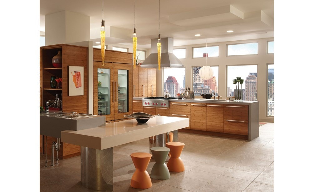 La campana extractora para islas Pro de 36" Wolf (PI363418) exhibida en una gran cocina contemporánea en forma de l con gabinetes de madera natural veteada y techos altos