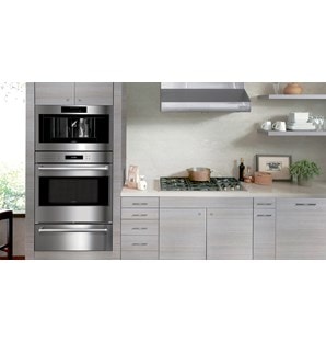 La campana extractora de pared de perfil bajo de 30" Wolf (PW302210) exhibida en un diseño de cocina limpio, compacto y potente con electrodomésticos Wolf de la mejor calidad