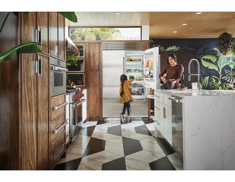 Cocina Sub-Zero con refrigeradores de tamaño completo - Columna de refrigerador de 36” Designer (integrada) y columna de congelador de 18" Designer (integrada)