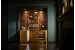 El impresionante centro de bebidas bajo mostrador de 24” Sub-Zero combinado con el conservador de vino bajo mostrador de 24" mantiene las bebidas frías en cualquier habitación de la casa 