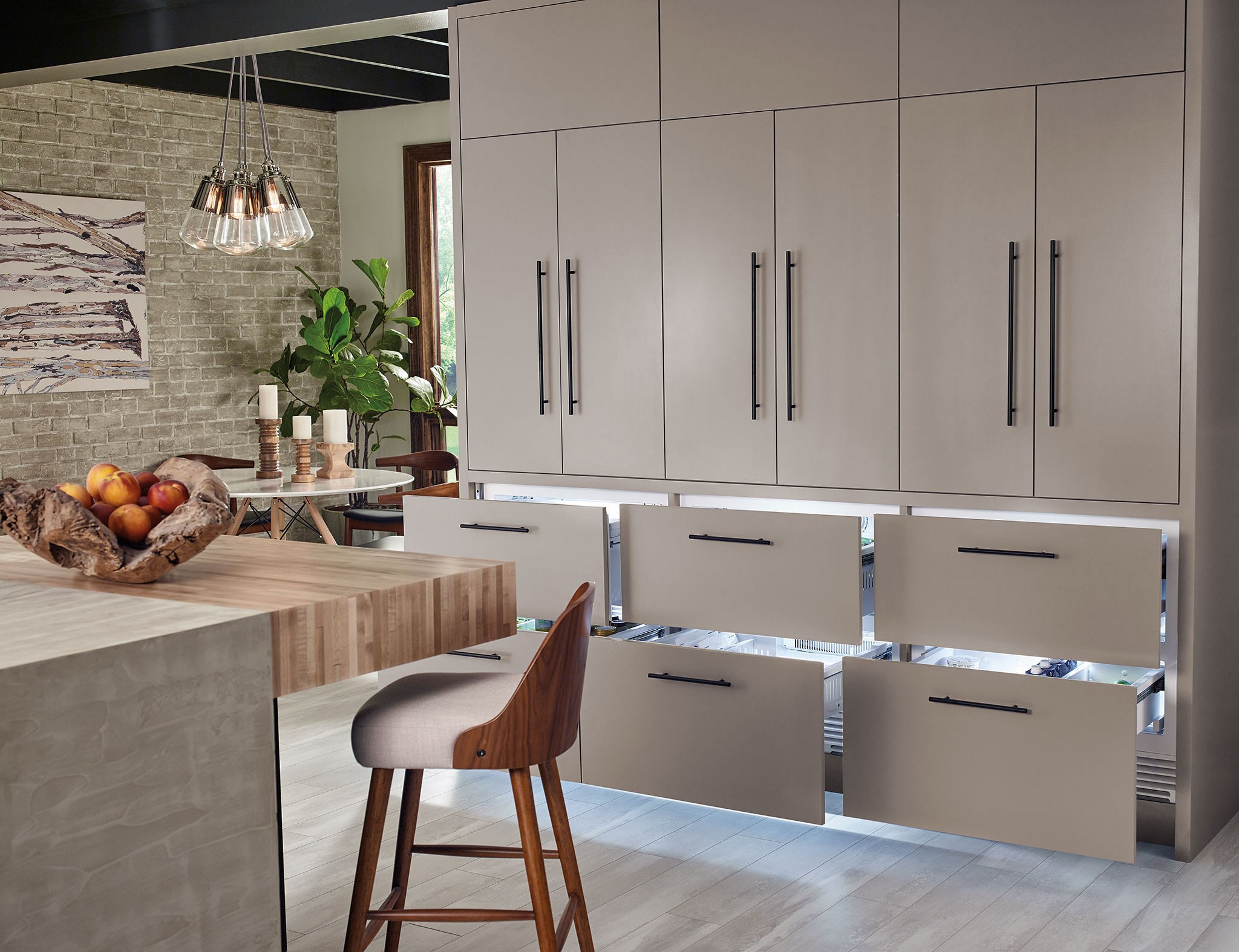 Los cajones congelador de 30" Sub-Zero compatibles con paneles (ID-30F) proporcionan almacenamiento en el congelador en cualquier habitación, desde la suite principal hasta la barra de la cocina.