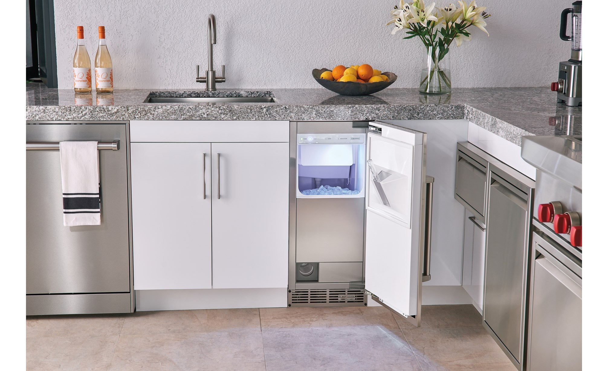 Complete su espacio de cocina al aire libre con la máquina para hacer hielo al para exterior de 15” Sub-Zero con bomba (UC-15IPO).