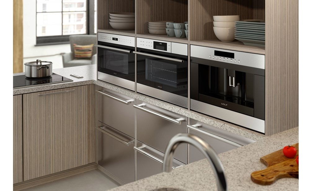 Cajones de congelador compatibles con paneles Sub-Zero de 24" (ID-24F) instalados a la perfección debajo del horno de vapor con convección Wolf de la serie E de 24" (CSO24TE/S/TH)