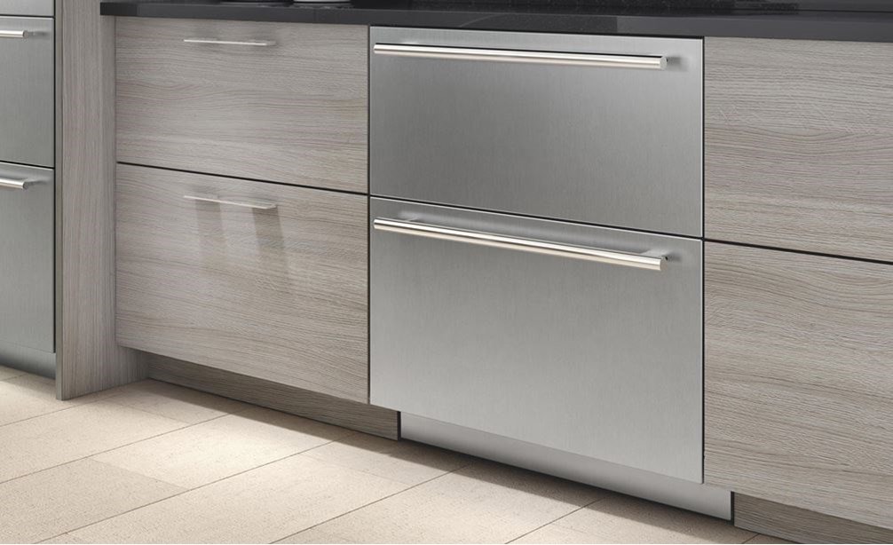 El cajón del refrigerador y congelador de 30" Sub-Zero compatible con paneles (ID-30C) desaparece gracias a los paneles y manijas personalizados para una instalación perfecta.