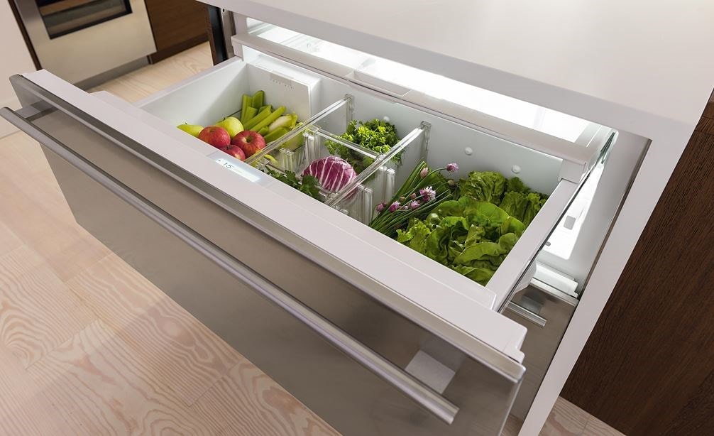 El cajón del refrigerador y congelador de 30" Sub-Zero compatible con paneles (ID-30CI) cuenta con una sensación rica y un funcionamiento silencioso gracias a las puertas de cierre suave