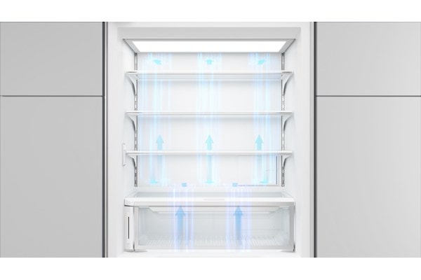 Refrigerador de la serie Classic Sub-Zero de tamaño completo con flechas que muestran el flujo de su control de temperatura Split Climate entre sus compartimentos superior e inferior
