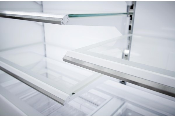 Primer plano de los estantes personalizados iluminados con LED del refrigerador de tamaño completo de la serie Classic Sub-Zero 