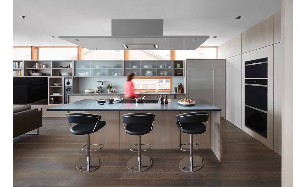 Columna congelador completo Designer de 18" Sub-Zero (IC-18FI-RH) y campana empotrada en techo de 36" Wolf de acero inoxidable (VC36S) 