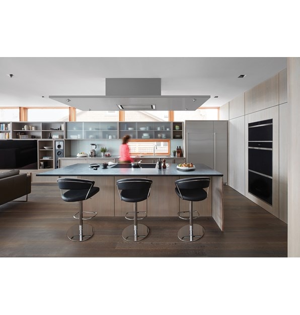 Columna congelador completo Designer de 18" Sub-Zero (IC-18FI-RH) y campana empotrada en techo de 36" Wolf de acero inoxidable (VC36S) 