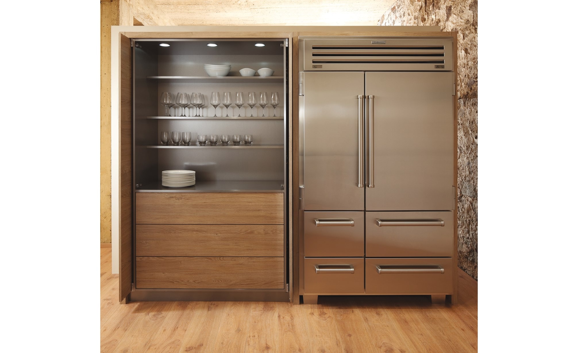 El refrigerador congelador PRO de 48" Sub-Zero con máquina de hacer hielo exhibido en un diseño compacto que ahorra espacio.