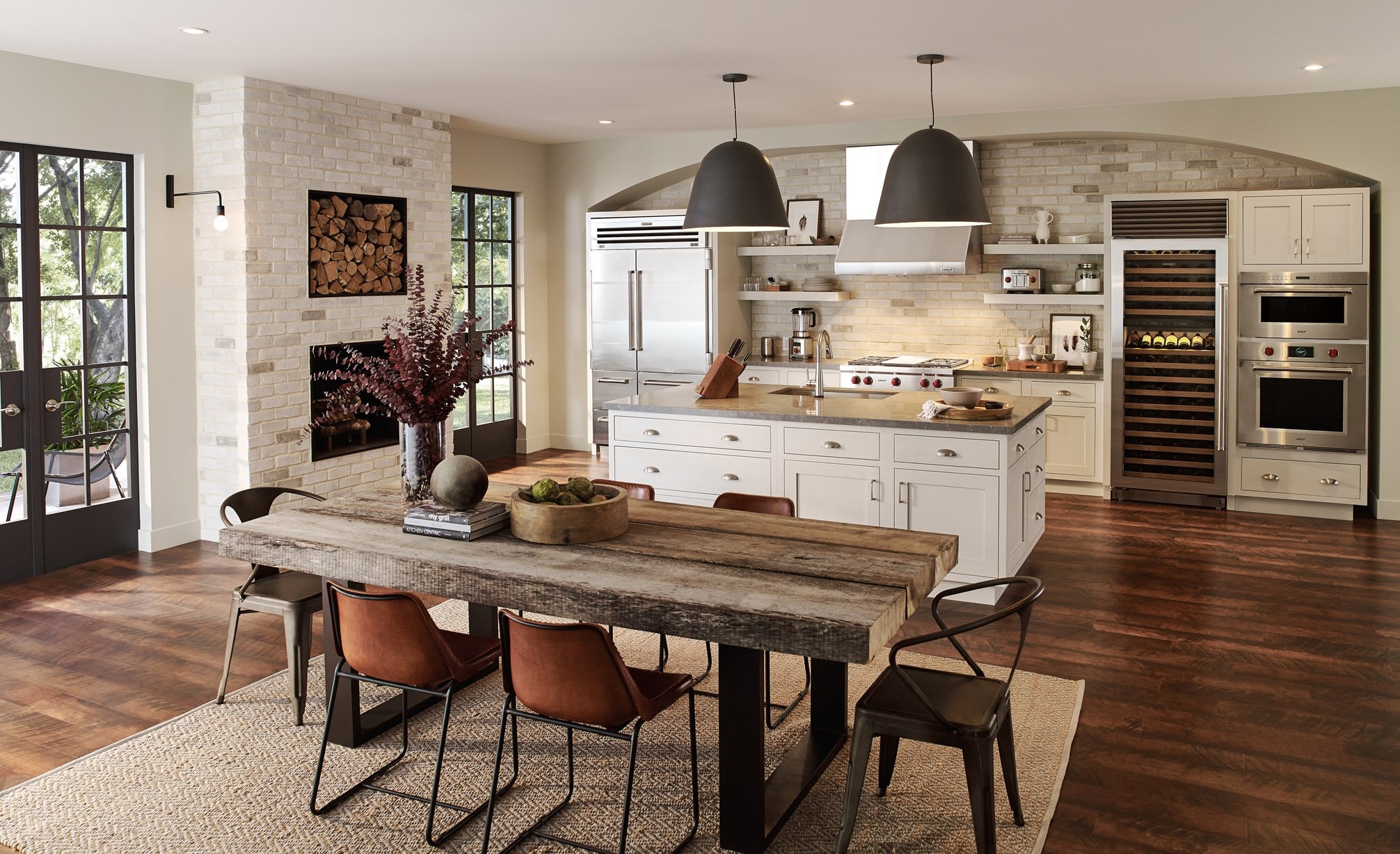 Refrigerador congelador PRO de 48" Sub-Zero con máquina de hacer hielo (648PRO) y columna conservadora de vino de 30" Sub-Zero Classic (BW-30/S) 