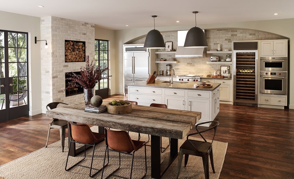 Refrigerador congelador PRO de 48" Sub-Zero con máquina de hacer hielo (648PRO) y columna conservadora de vino de 30" Sub-Zero Classic (BW-30/S) 