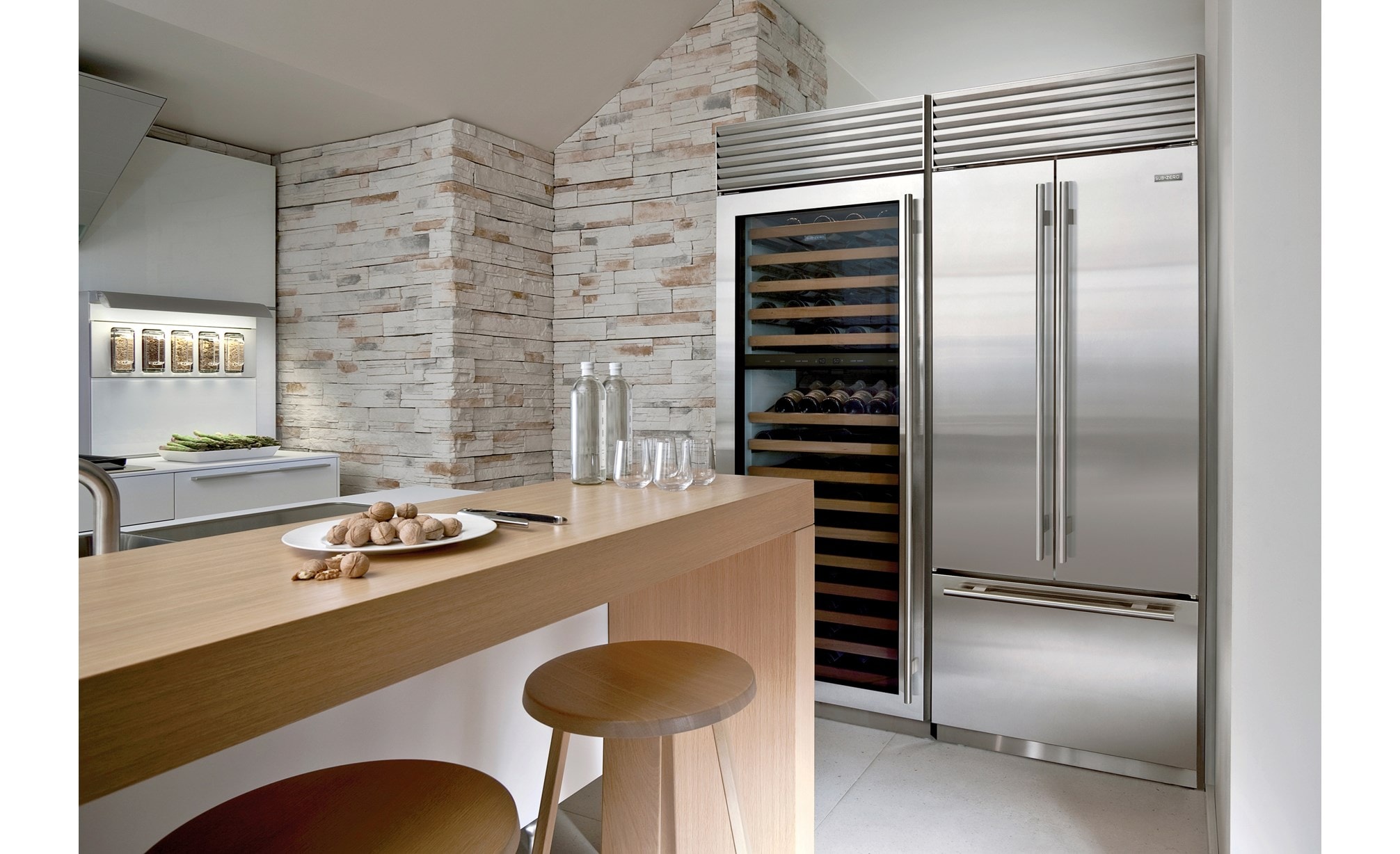 Columna conservadora de 30" Sub-Zero Classic (BW-30) combinada con refrigerador congelador de puerta francesa de 36" Classic compatible con paneles (BI-36UFD)