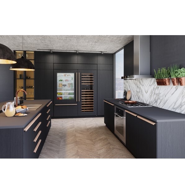 Conservador de vino de 30" Sub-Zero Classic con puerta de vidrio resistente a los rayos UV exhibido en la impresionante cocina de lujo con materiales de diseño elegantes para una belleza duradera.