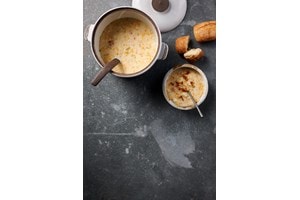 Selle el maíz fresco en el cajón de sellado al vacío de Wolf para disfrutar de esta deliciosa sopa durante todo el año.