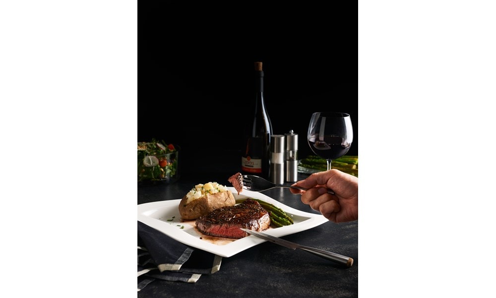 Una sabrosa cena de bistec es fácil de lograr con el cajón de sellado al vacío Wolf
