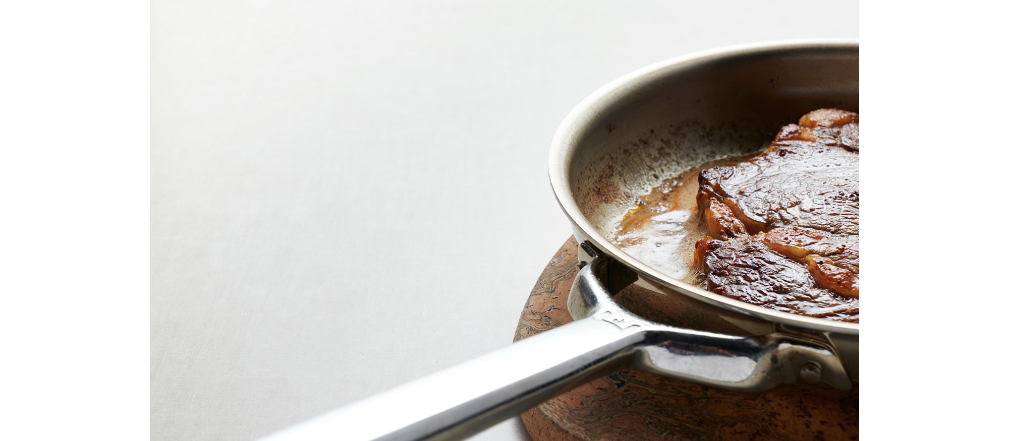 Fácil y deliciosa receta de bistec en salsa de cacerola con la configuración del modo Deglaze (desglasar) de su horno Wolf