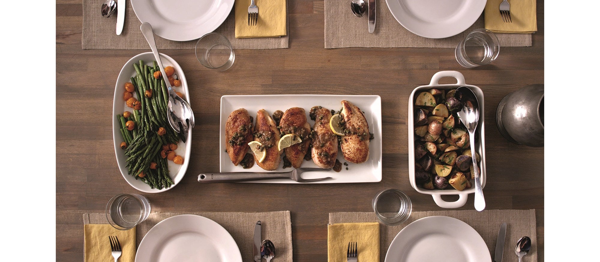 Pollo asado con patatas nuevas y espárragos