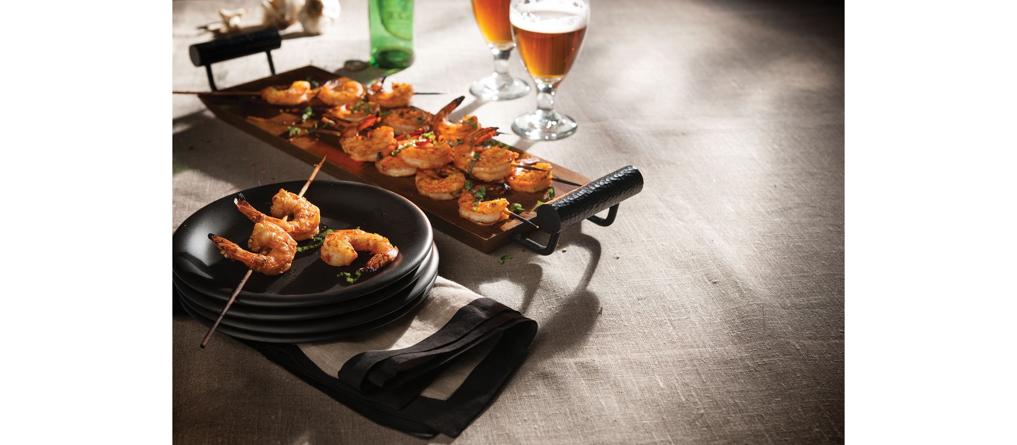 Brochetas de camarones con tomate y albahaca