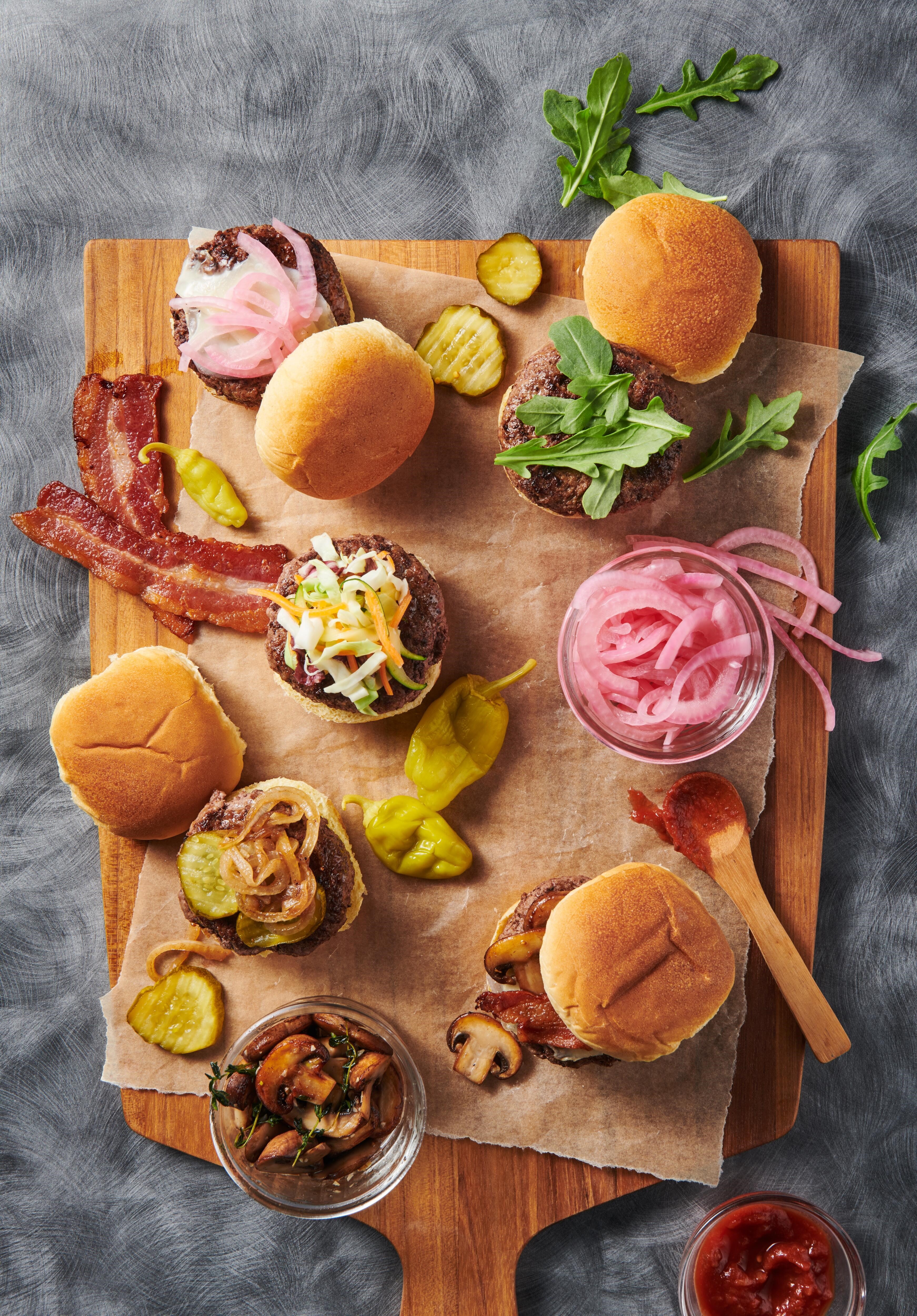 Fácil y deliciosa receta de hamburguesitas de bisonte con cebollas caramelizadas y hongos salteados utilizando el ajuste de modo Griddle (plancha) de su estufa de energía dual Wolf