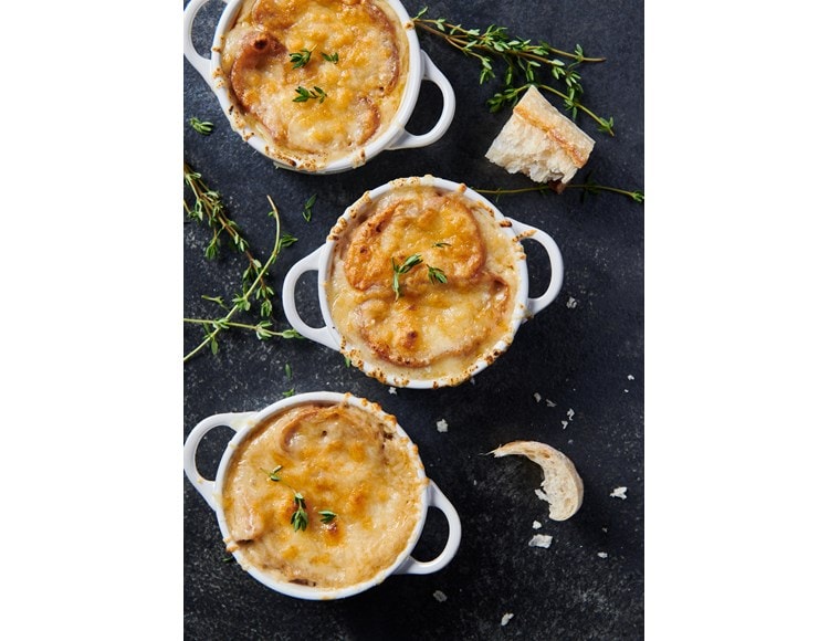 Fácil y deliciosa receta de sopa de cebolla francesa con la configuración del modo French Top (cocción francesa) de su estufa dual o estufas de inducción Wolf