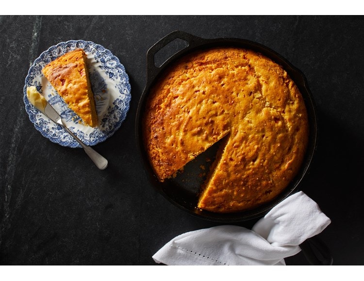 Pan de maíz con pimiento rojo y queso Monterey Jack