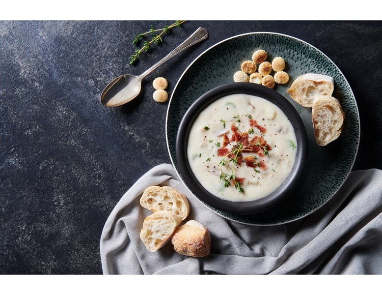 Fácil y deliciosa receta de crema de almeja New England con la configuración del modo Simmer (hervor) de su horno Wolf