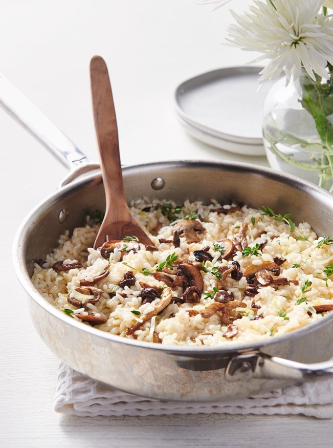 Fácil y deliciosa receta de risotto con hongos y parmesano con la configuración del modo French Top (cocción francesa) de su estufa de energía dual Wolf