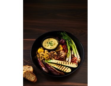 Fácil y deliciosa receta de alioli con vegetales asados y ajo con la configuración del modo Charbroiler (asado a la parrilla) de su estufa dual Wolf