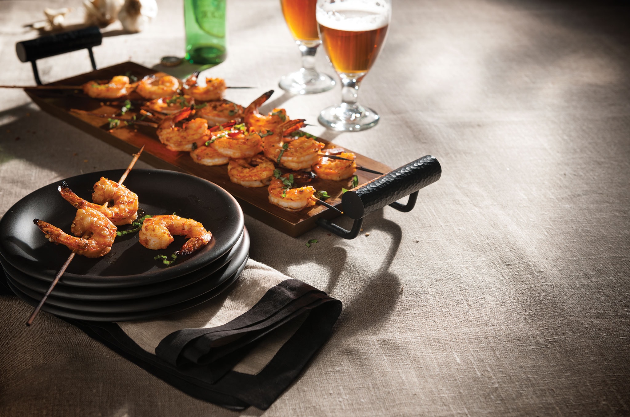 Brochetas de camarones con tomate y albahaca