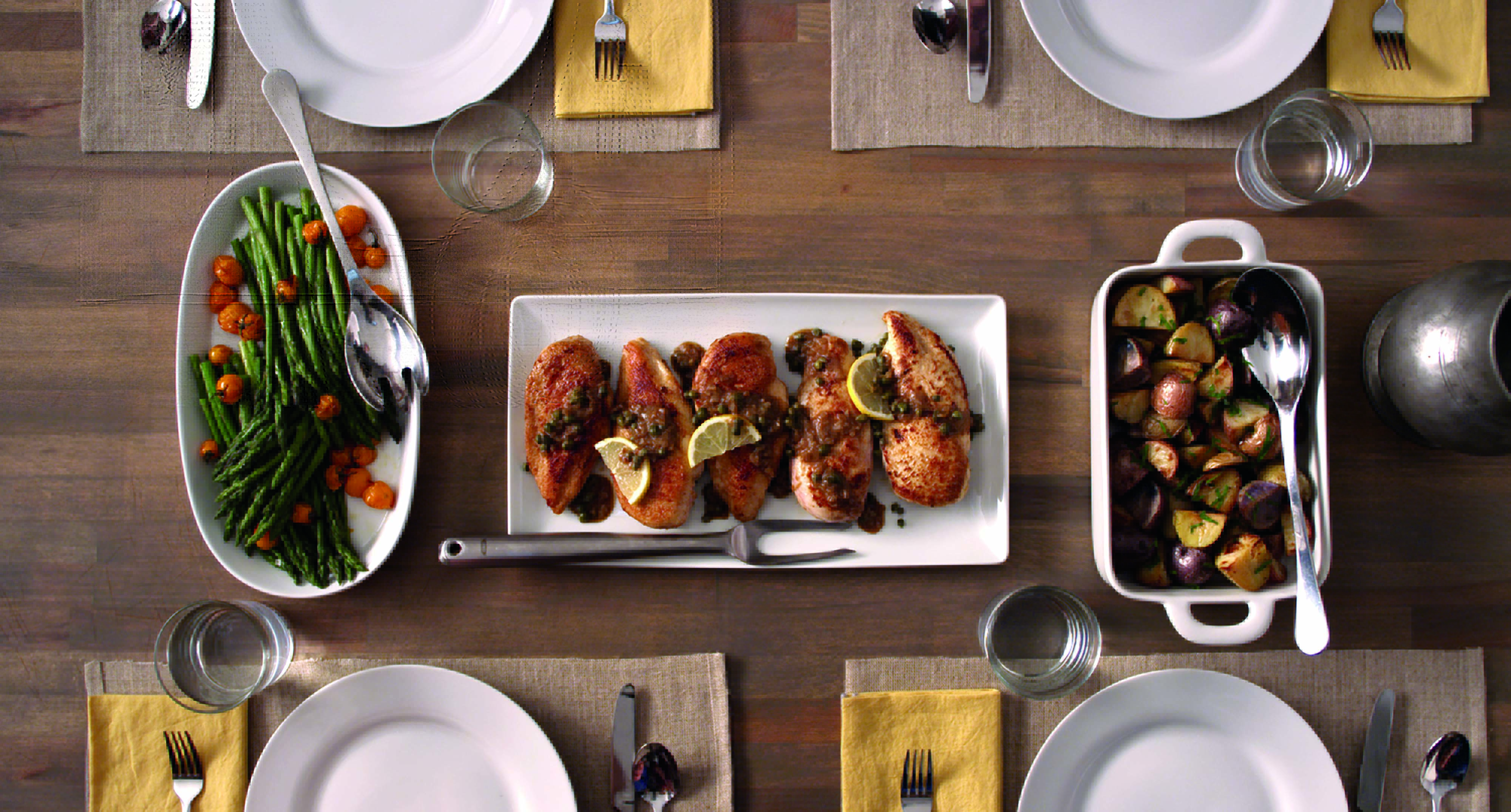 Pollo asado con patatas nuevas y espárragos
