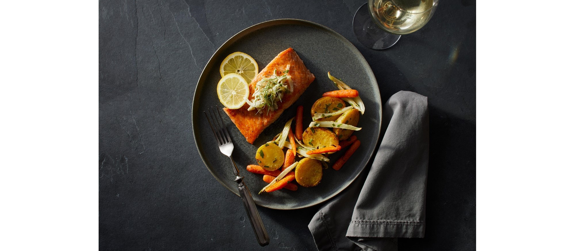 Salmón salvaje asado en papel de aluminio con verduras y hierbas