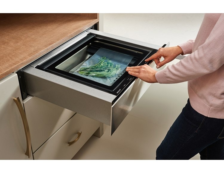 Los cajones de sellado al vacío Wolf eliminan el aire y sellan los alimentos o líquidos para facilitar su almacenamiento, marinado y cocción.