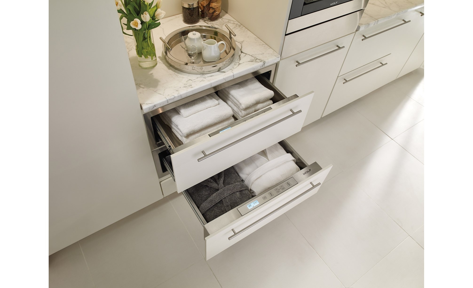 Cajón calentador de 30” Wolf utilizado en el baño para mantener las batas y toallas calientes y acogedoras 