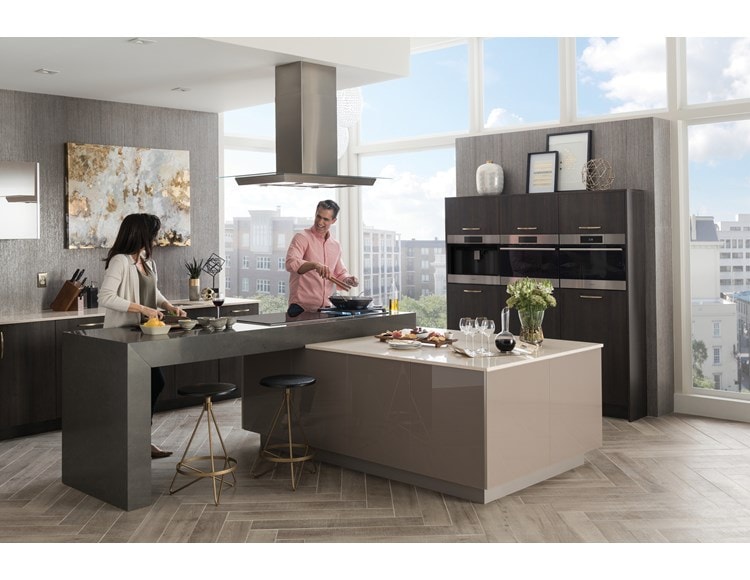 Campana de vidrio para isla de cocina de 45” Wolf sobre una placa de cocción de inducción de 30" de Wolf